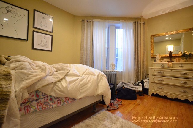 62 Egmont St, Unit 3 in Brookline, MA - Foto de edificio - Building Photo