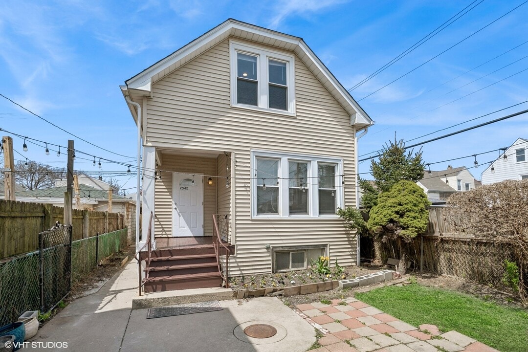 2542 N Long Ave in Chicago, IL - Building Photo