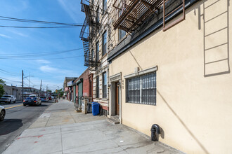 490 Morgan Ave in Brooklyn, NY - Building Photo - Building Photo