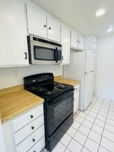 7076 Park Mesa Way in San Diego, CA - Foto de edificio - Building Photo