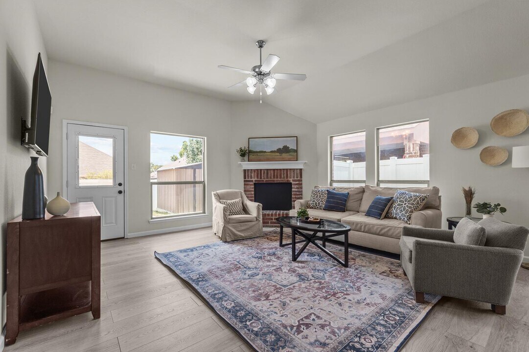 3330 Shining Light Dr in Dallas, TX - Building Photo