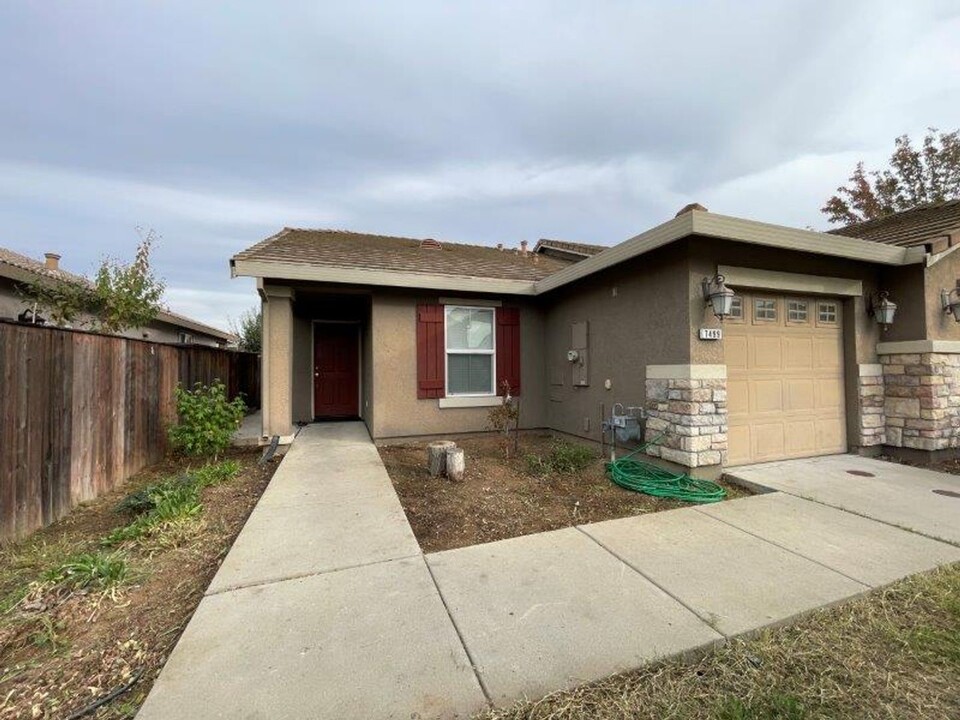 7499 Splendid Way in Elk Grove, CA - Building Photo