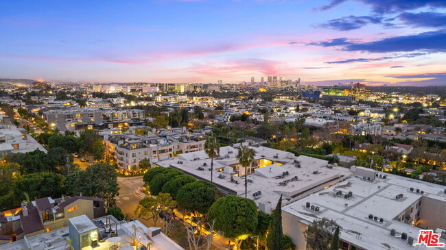 911 Kings Rd in West Hollywood, CA - Foto de edificio - Building Photo