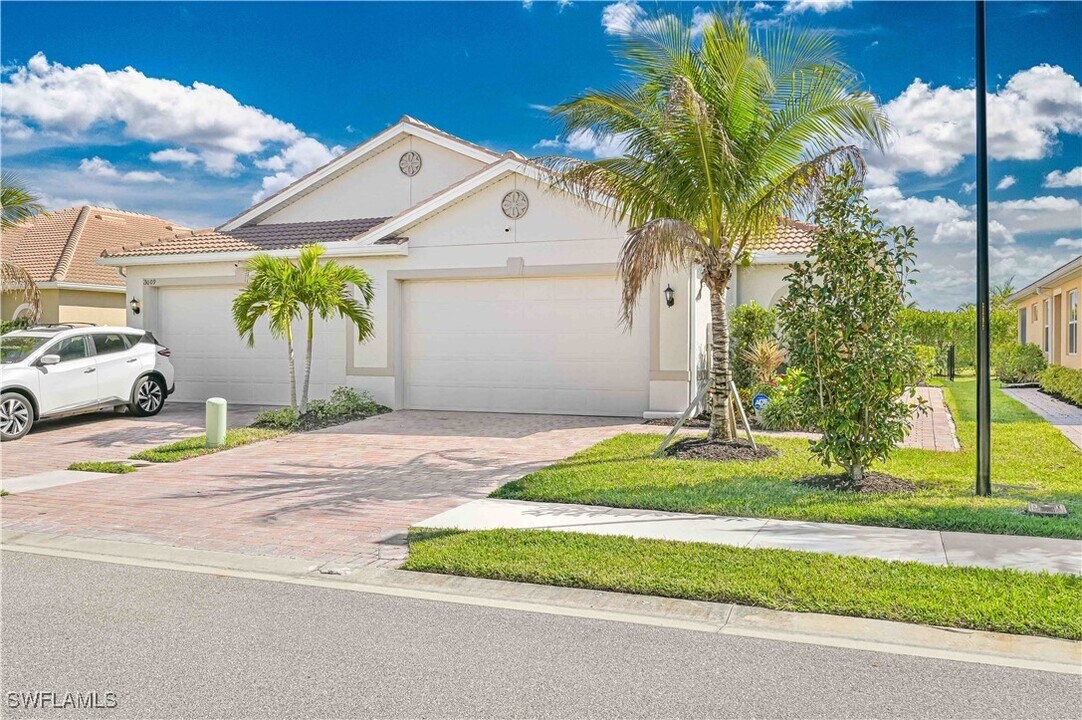 3013 Royal Gardens Ave in Ft. Myers, FL - Building Photo