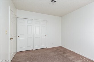 121 Hanover Dr in Henderson, NV - Building Photo - Building Photo