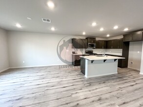 4047 Village Center Dr SE in Salem, OR - Building Photo - Building Photo