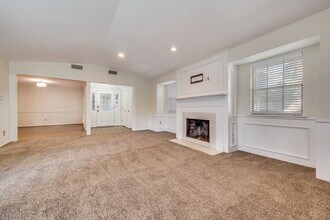 6049 Hillcrest Ave in Dallas, TX - Foto de edificio - Building Photo