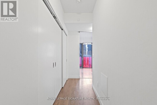 215 Queen St W in Toronto, ON - Building Photo - Building Photo