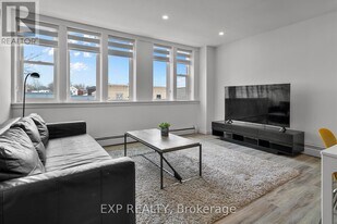 4595 Queen St in Niagara Falls, ON - Building Photo