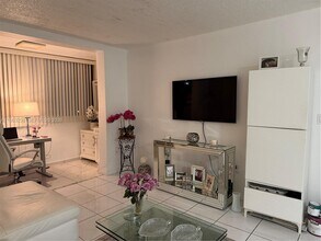 5033 NW 7th St in Miami, FL - Foto de edificio - Building Photo