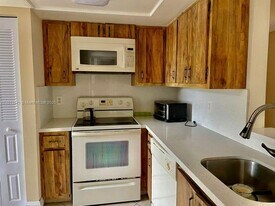 1040 NW 80th Ave in Margate, FL - Building Photo