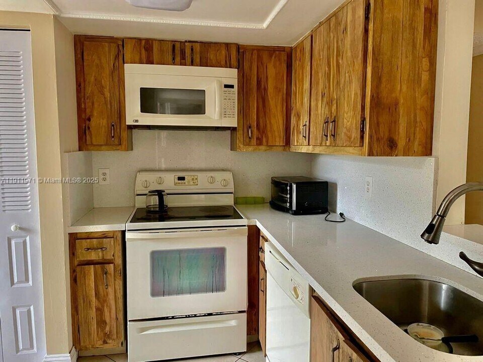 1040 NW 80th Ave in Margate, FL - Building Photo