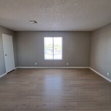 155 Westminster Way in Henderson, NV - Building Photo - Building Photo