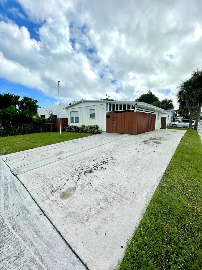 640 54th St in West Palm Beach, FL - Building Photo - Building Photo