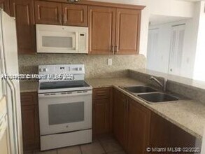 8075 NW 7th St in Miami, FL - Building Photo - Building Photo