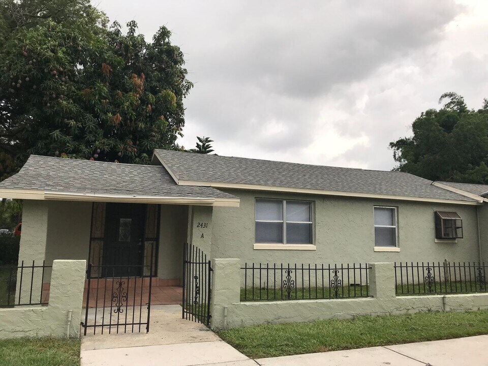 2431 S Brown Ave in Orlando, FL - Building Photo