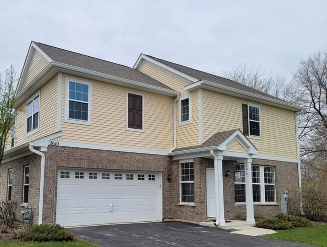 property at 2610 Williamsburg Dr