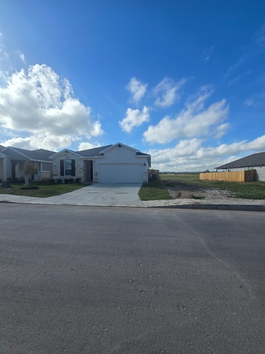 810 Shatterhand Blvd in San Antonio, TX - Building Photo