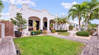 2271 SW 25th St in Miami, FL - Building Photo