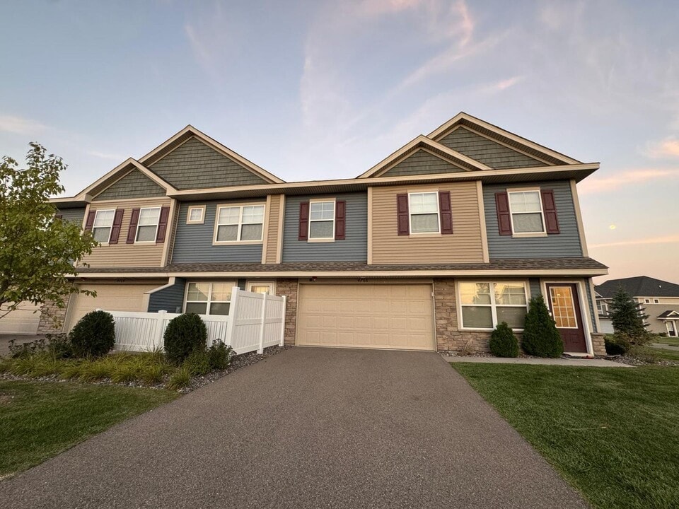 4766 Equine Trl in Woodbury, MN - Building Photo