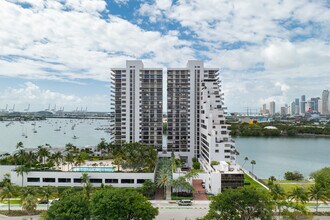 1000 Venetian in Miami Beach, FL - Foto de edificio - Building Photo