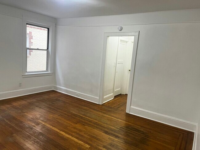 43-36 42nd St-Unit -1F in Queens, NY - Foto de edificio - Building Photo