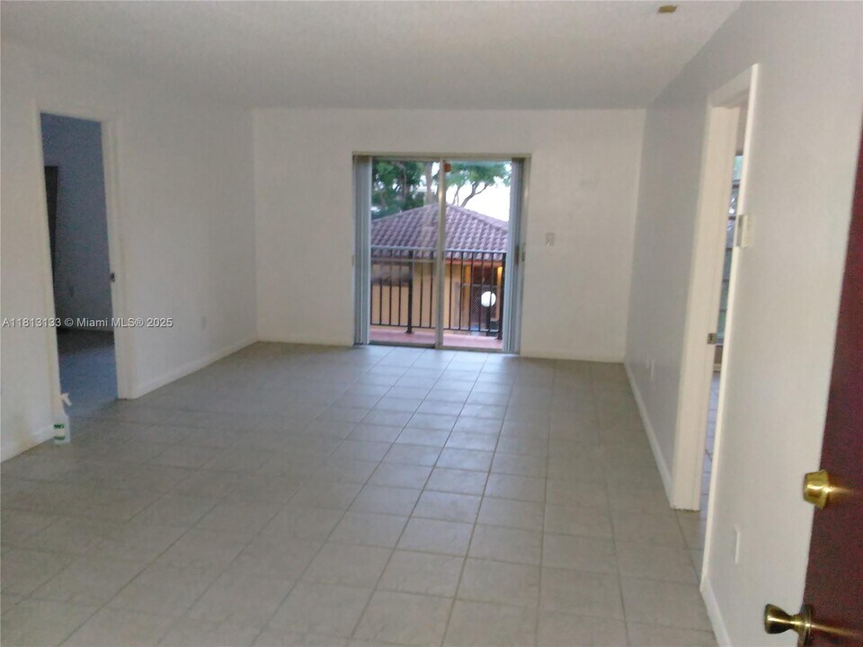 4721 NW 7th St in Miami, FL - Building Photo