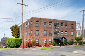 Sealth Vista Apartments in Seattle, WA - Building Photo - Building Photo
