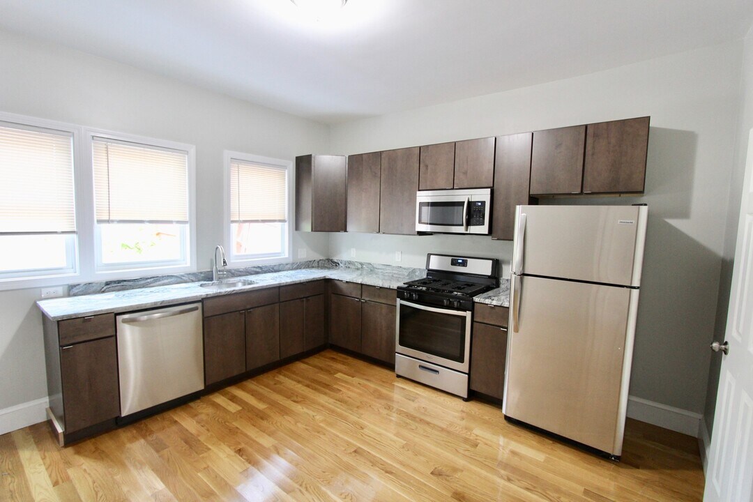 460 Saratoga St in Boston, MA - Building Photo
