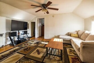 521 Bay St, Unit B in St. Paul, MN - Foto de edificio - Building Photo