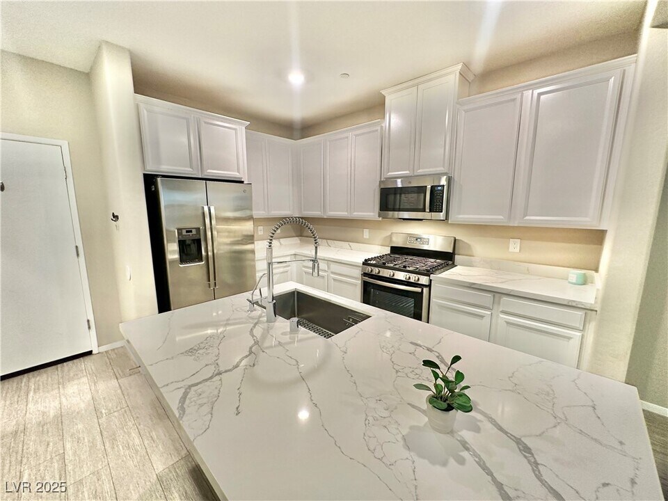 49 Alamere Falls Dr in Las Vegas, NV - Building Photo