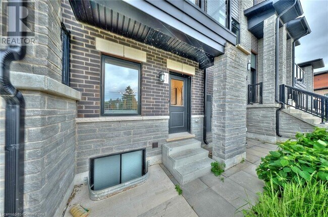 590 N Service Rd in Hamilton, ON - Building Photo - Building Photo