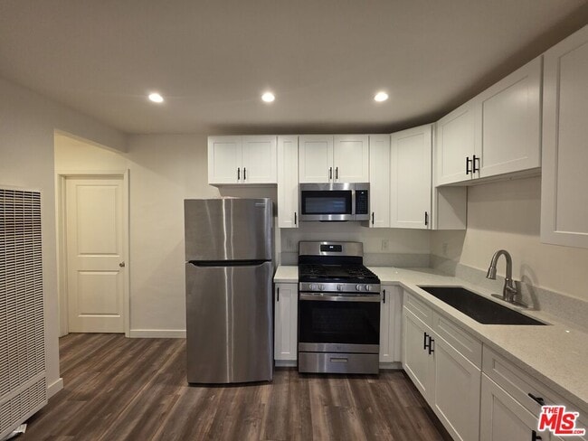 2012 S Holt Ave in Los Angeles, CA - Building Photo - Building Photo