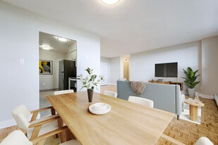 Cresswell Court Apartments in Burlington, ON - Building Photo