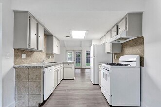 7027 Log Hollow Dr in Houston, TX - Building Photo - Building Photo