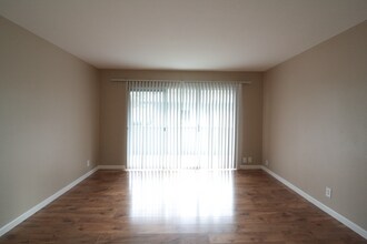 2220 Lake Rd in Belmont, CA - Foto de edificio - Building Photo