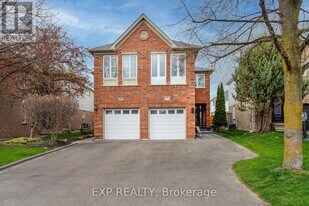 457 Heddle Crescent in Newmarket, ON - Building Photo