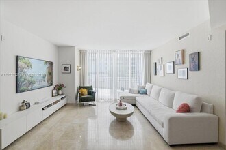 801 Brickell Key Blvd, Unit 409 in Miami, FL - Foto de edificio - Building Photo