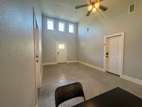 703 Maple St, Unit 703 in Commerce, TX - Foto de edificio - Building Photo