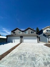 413 East E Street in Deer Park, WA - Foto de edificio - Building Photo
