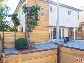 2040 S Sherbourne Dr-Unit -4 in Los Angeles, CA - Building Photo - Building Photo