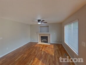 8724 133rd St Ct E in Puyallup, WA - Foto de edificio - Building Photo