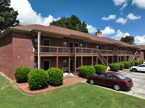 Summer Courtyard Apartments in Decatur, AL - Foto de edificio - Building Photo