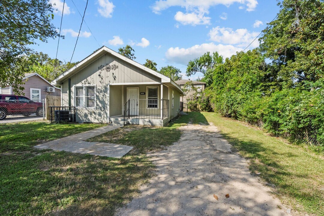 2328 Boss St in La Marque, TX - Building Photo