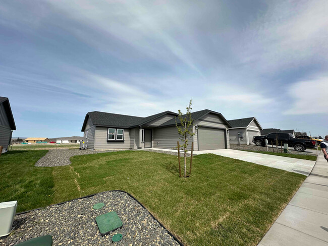 506 Bing St in Grandview, WA - Building Photo - Building Photo