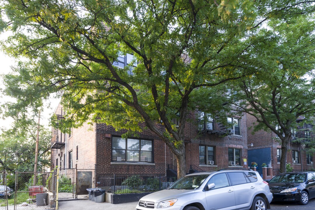 1383 Willoughby Ave in Brooklyn, NY - Foto de edificio