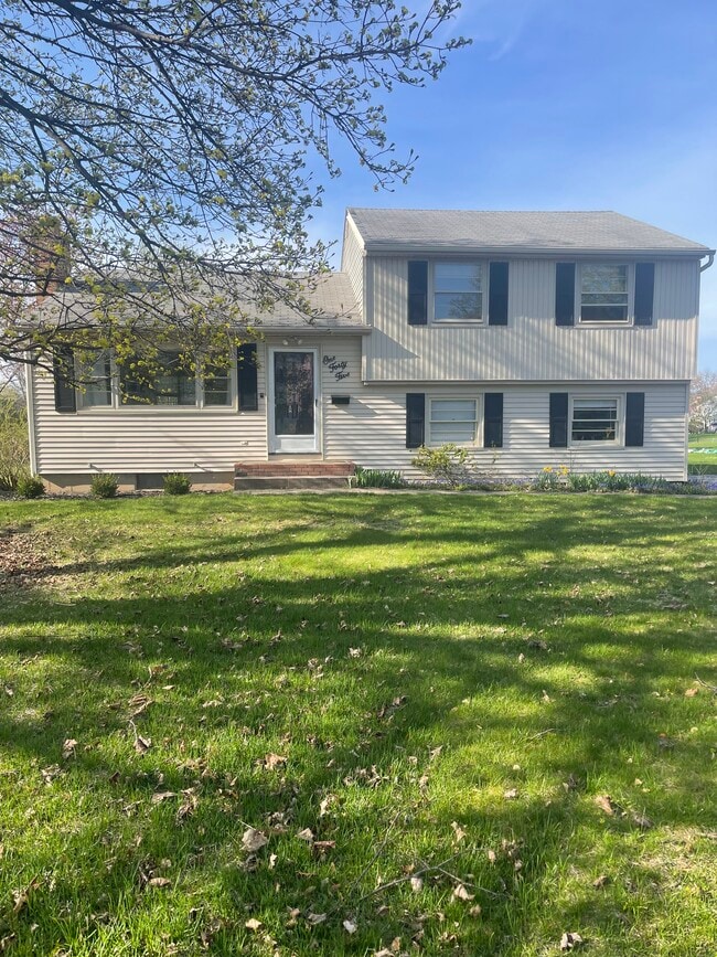 145 Danforth Cres in Rochester, NY - Foto de edificio - Building Photo
