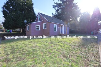 5806 SE Cesar Estrada Chavez Blvd in Portland, OR - Building Photo - Building Photo