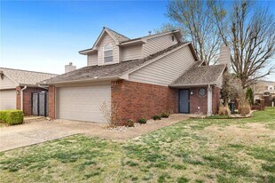 29 W La Quinta Ct in Rogers, AR - Building Photo