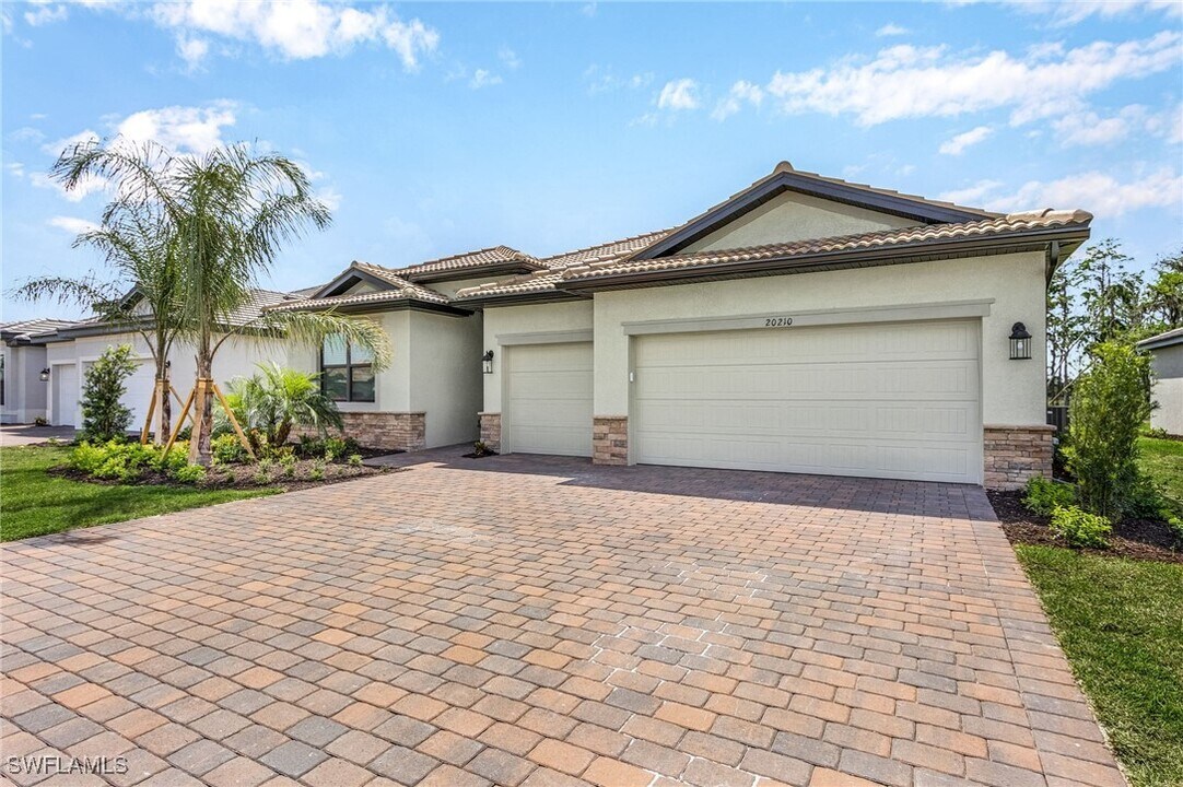 20210 KIngmont Dr in Estero, FL - Building Photo